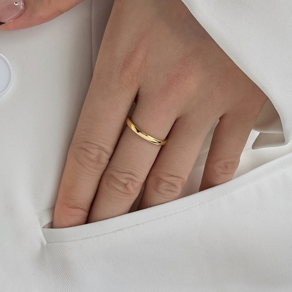 This classic stackable plain band has a timelessly elegant inner face and majestic round dome exterior - the perfect balance of classic and modern!